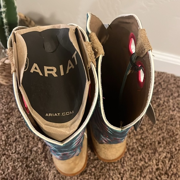 NWT Ariat Futurity Boon Buckskin Roughout/ Something Borrowed cutter toe boots - Picture 9 of 11